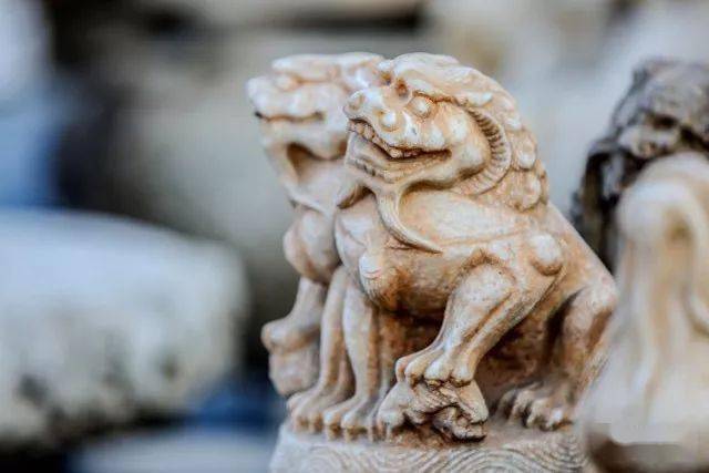 谜语探秘,五光配十色大门旁,石狮子守护的生肖之谜 谜语探秘,五光配十色大门旁,石狮子守护的生肖之谜